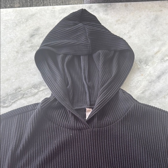 ALO Yoga Women's Black Cropped Hoodie and sweatpants set - Picture 9 of 14